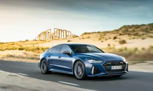 Niebieskie Audi RS7 pędzi po pustynnej drodze. Sprawdź aktualną audi rs7 cena i poczuj moc!