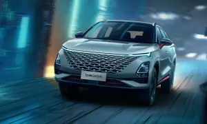 Nowoczesny SUV OMODA pędzi nocą przez futurystyczne miasto. Omoda co to za marka? To styl i innowacja.