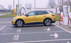 Żółty VW ID.4 parkuje na stacji ładowania Ionity.