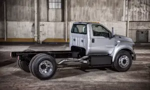 Srebrny Ford F650, gotowy do zabudowy, stoi w magazynie.