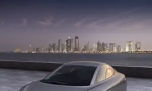 Elegancki VW XL1 na tle nocnej panoramy miasta.