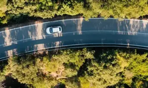 Ile kilometrów przejedzie samochód elektryczny? Zasięg, porównania i praktyczne porady