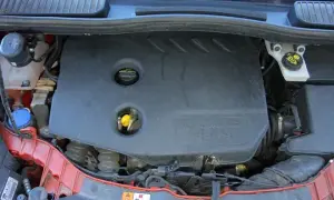 Gdzie jest filtr paliwa w Ford C-Max 1.6 benzyna? Oto odpowiedź!
