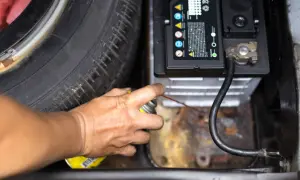 Czym smarować styki elektryczne w samochodzie, aby uniknąć awarii?