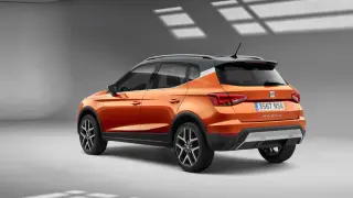 Pomarańczowy Seat Arona z szarym dachem, widok z tyłu. Sprawdź atrakcyjną seat arona cena!