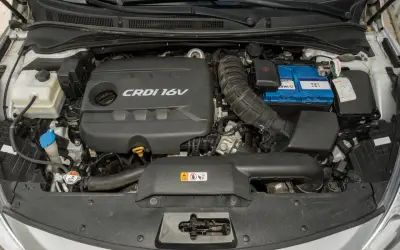 Silnik Kia Sportage 1.7 CRDi z widocznym akumulatorem i elementami układu dolotowego.