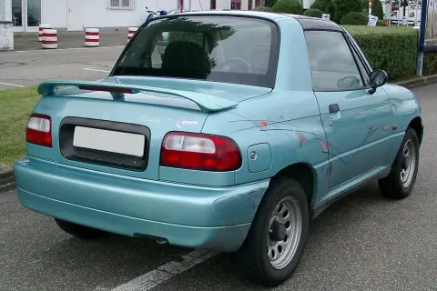 Niebieski Suzuki X90 z charakterystycznymi naklejkami na boku, widok z tyłu.