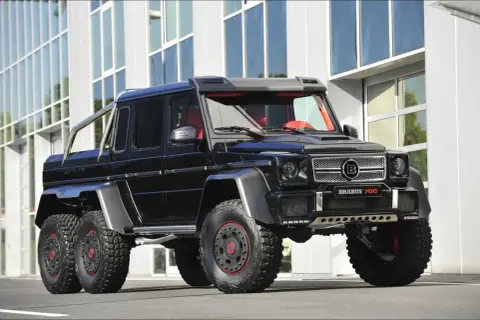 Czarny Mercedes 6x6 Brabus 700 z czerwonym wnętrzem, gotowy na każdą terenową przygodę.