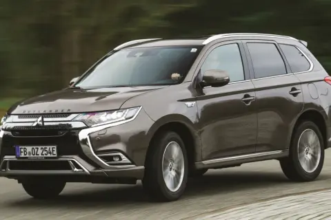 Brązowy Mitsubishi Outlander w ruchu. Wiele osób szuka mitsubishi outlander opinie, ten SUV jest świetnym wyborem.