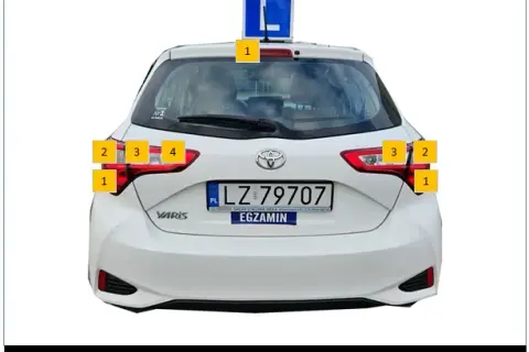 Ile jest świateł cofania w toyocie yaris i jak je wymienić?