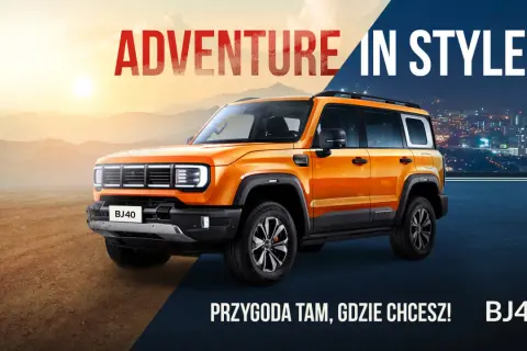 Pomarańczowy BJ40 na tle gór i miasta. "Adventure in Style" i "Przygoda tam, gdzie chcesz!". Sprawdź BJ40 cena.