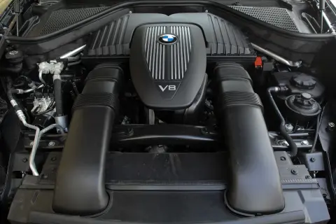 Silnik V8 BMW x5 e70. Potężna jednostka napędowa z charakterystycznym logo BMW.