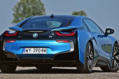 Niebieskie BMW i8 z czarnymi akcentami i charakterystycznymi światłami. Sprawdź aktualną bmw i8 cena.
