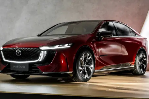 Elegancka, czerwona Mazda 6e, zapowiedź modelu Mazda 6 2025, z nowoczesnym designem i charakterystycznym grillem.