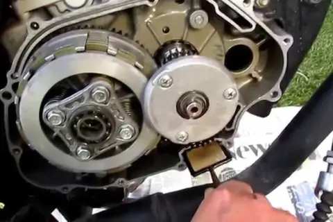 Ile oleju wchodzi do Honda CBR 125? Kluczowe informacje i porady