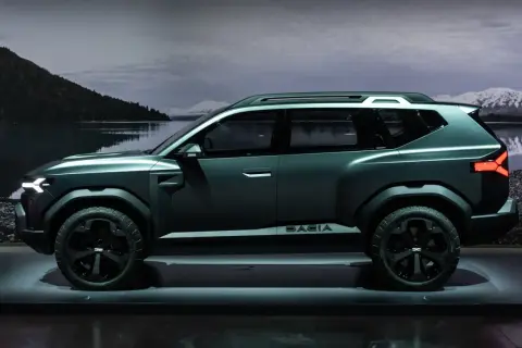 Nowy, futurystyczny dacia suv w ciemnym kolorze, gotowy na przygodę.