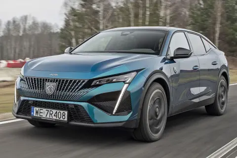 Niebieski Peugeot 408 w ruchu. Sprawdź aktualną peugeot 408 cena i dostępne wersje.
