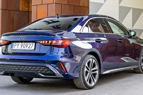 Błękitne Audi A3 sedan, tył pojazdu z tablicą rejestracyjną. Sprawdź aktualną audi a3 cena.