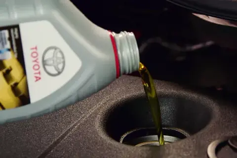 Wymiana oleju w Toyocie Corolli – co ile kilometrów zmieniać olej?