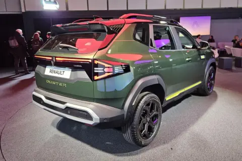 Nowy Renault Duster w zielonym kolorze z czerwonym dachem prezentuje się dynamicznie.