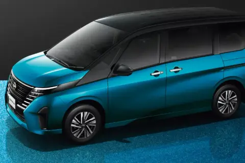 Elegancki, turkusowy Nissan Serena z czarnym dachem, prezentujący nowoczesny design i przestronne wnętrze, gotowy na rodzinne podróże.