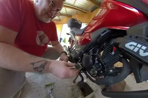Gdzie jest filtr oleju w Honda CBR 125? Prosta instrukcja wymiany