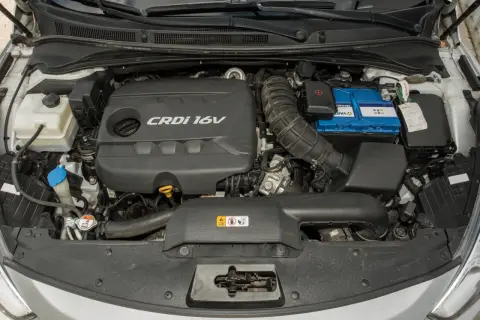 Silnik Kia Sportage 1.7 CRDi z widocznym akumulatorem i elementami układu dolotowego.