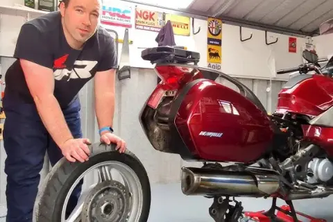 Ile oleju do silnika Honda Deauville 700? Oto kluczowe informacje