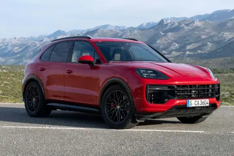 Czerwony Porsche Cayenne GTS na tle górskiego krajobrazu.