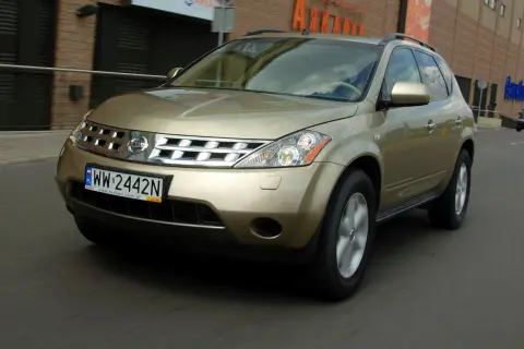 Złoty Nissan Murano 3.5 V6 w ruchu miejskim, z widocznym numerem rejestracyjnym WW 2442N.