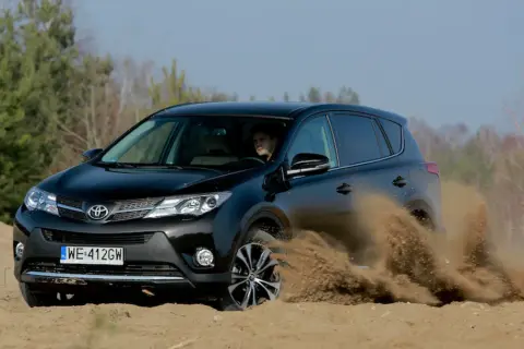 Jak działa napęd 4x4 w Toyota RAV4 II - kluczowe informacje i porady