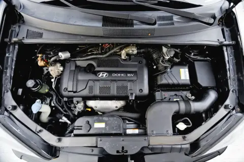 Silnik DOHC 16V w Hyundai Tucson 2007. Widoczny układ dolotowy i elementy osprzętu.