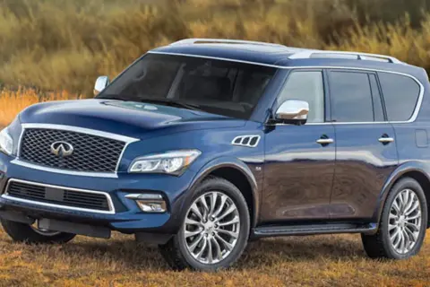 Granatowy Infiniti QX80 na tle jesiennej łąki. Luksusowy SUV gotowy na przygodę.