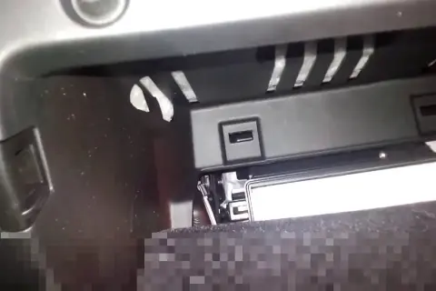 Gdzie dokładnie znajduje się filtr kabinowy w Jeepie Commanderze? Sprawdź teraz!