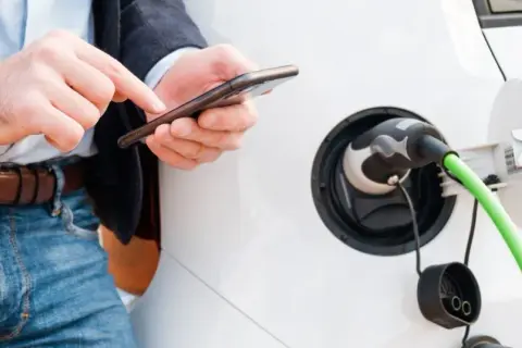 Jak rozliczyć ładowanie samochodu elektrycznego w domu i zaoszczędzić