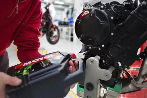 Jakie oleju użyć w Honda Shadow 125 i ile go wlać?