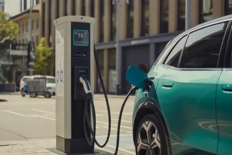 Ile kosztuje ładowanie samochodu elektrycznego? Zaskakujące ceny i czynniki