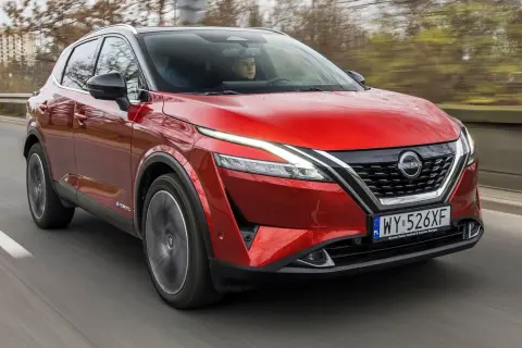 Czerwony Nissan Qashqai e-POWER w ruchu. Sprawdź aktualną nissan qashqai cena i wybierz swój wymarzony SUV.