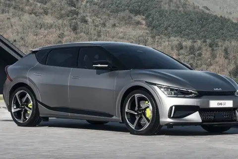 Szary Kia EV6 GT z żółtymi zaciskami hamulcowymi. Sprawdź atrakcyjną kia ev6 cena i wyposażenie.