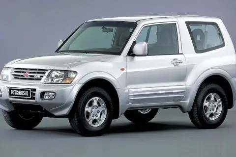 Srebrny, trzydrzwiowy Mitsubishi Pajero 3, gotowy na każdą przygodę.