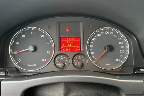 Ile pali diesel na postoju? Zaskakujące dane o spalaniu i oszczędnościach