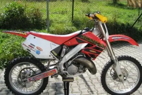 Honda CR 125 ile ma koni? Sprawdź moc i osiągi tego motocykla