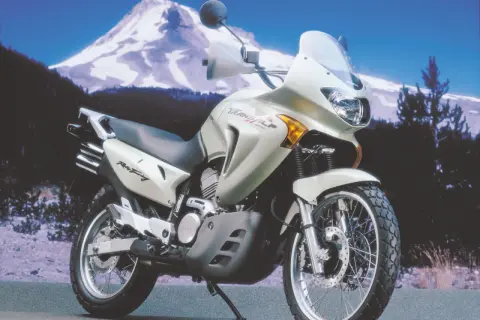 Honda Transalp 600 czy 650 - który motocykl lepiej spełni oczekiwania?