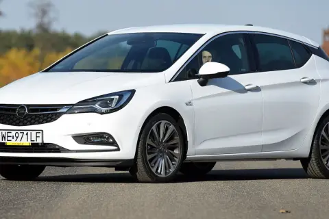 Opel Astra K: jaki silnik wybrać, aby uniknąć wysokich kosztów?