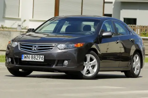 Honda Accord 8 - jakie silniki oferują najlepsze osiągi i oszczędność?