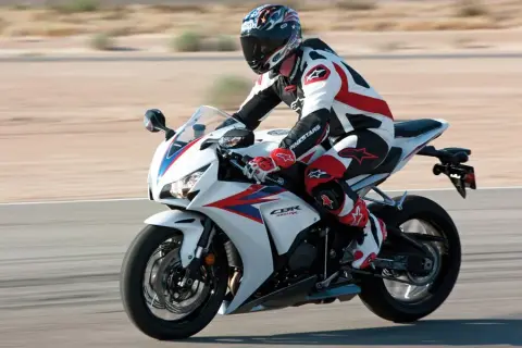 Honda CBR 1000RR ile do setki - zaskakujące osiągi i przyspieszenie