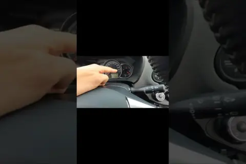 Jak włączyć światła przeciwmgielne tylne w Toyota Yaris - proste kroki