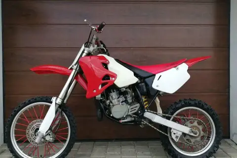 Honda CR 85 ile ma koni? Odkryj moc silnika i jego osiągi