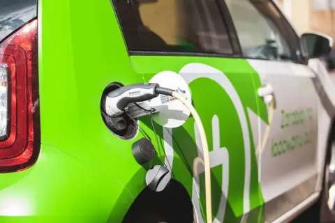 Ile kosztuje ładowanie samochodu elektrycznego w domu? Sprawdź stawki!