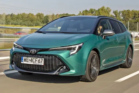Zielony Toyota Corolla kombi w ruchu drogowym. Sprawdź aktualną toyota corolla cena i wyposażenie.